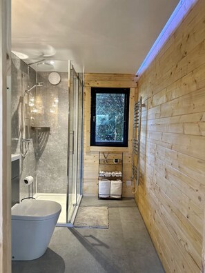 Een douche, een haardroger, handdoeken, shampoo