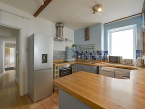 Cottage | Private kitchen | Dishwasher, cookware/dishes/utensils - 2 Bayview (Kingsbridge)