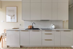 Deluxe Apartment | Dapur peribadi | Peti sejuk, dapur, mesin basuh pinggan mangkuk, cerek elektrik 