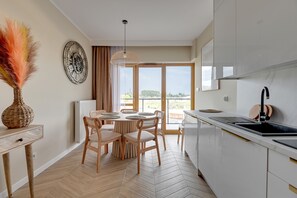 Apartamento luxo | 2 quartos, individualmente mobiliados, Wi-Fi de cortesia, roupa de cama