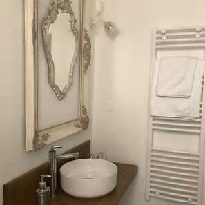 Douche, séchoir à cheveux, serviettes fournies, papier de toilette