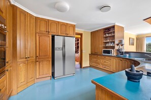 Jääkaappi, mikroaaltouuni, uuni, liesi