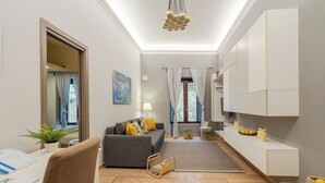 Books - Central Cozy Apartment 70m2 In '700s Baroque Building (Syracuse)