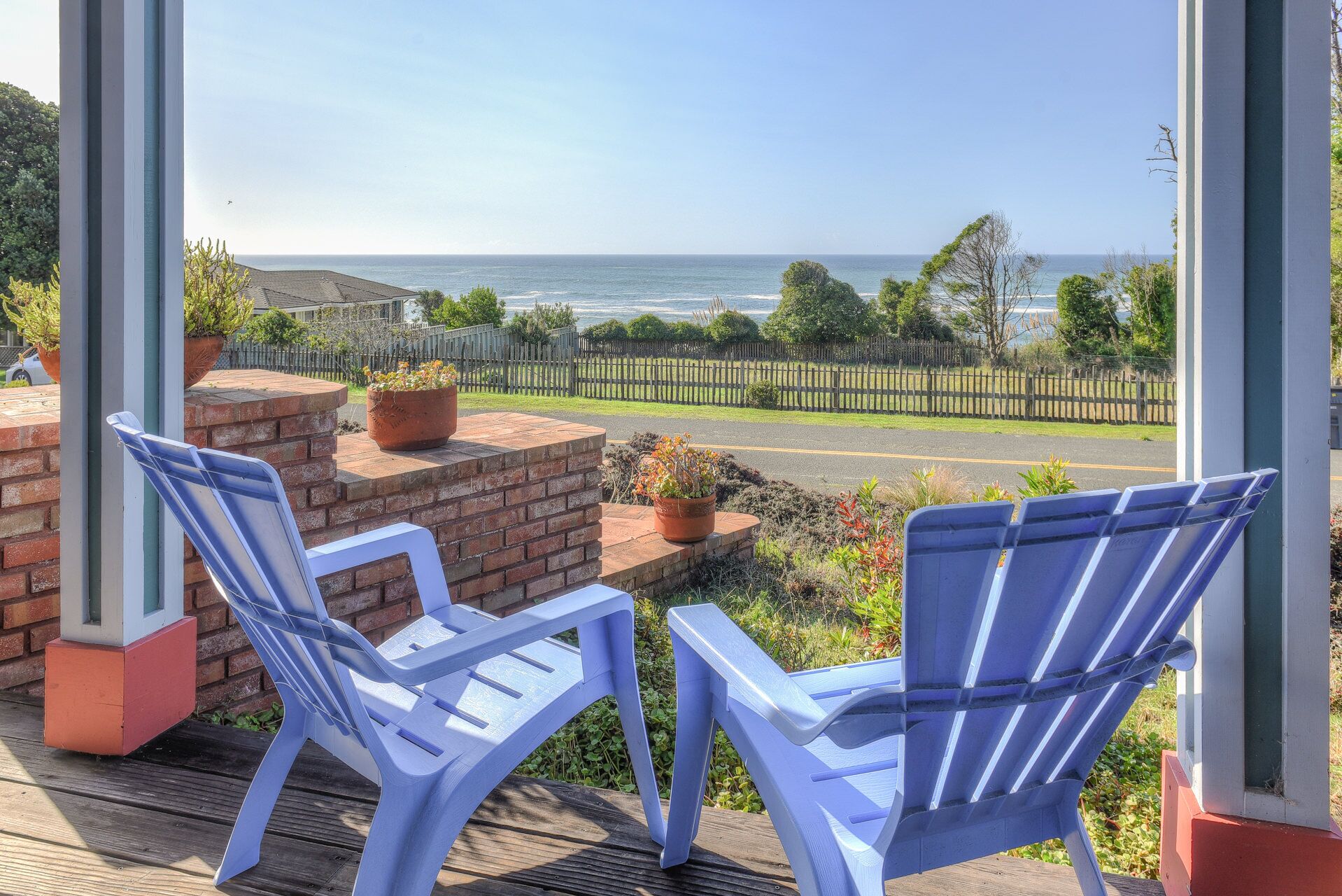 Hilton House – Spacious 3 BDR w/ Stunning Coastal Views, Private Hot Tub!