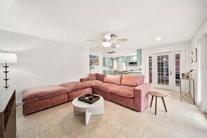 Smart TV - Sooner Beach Escape: Cute Pool Home in East Rocks (Sanibel)