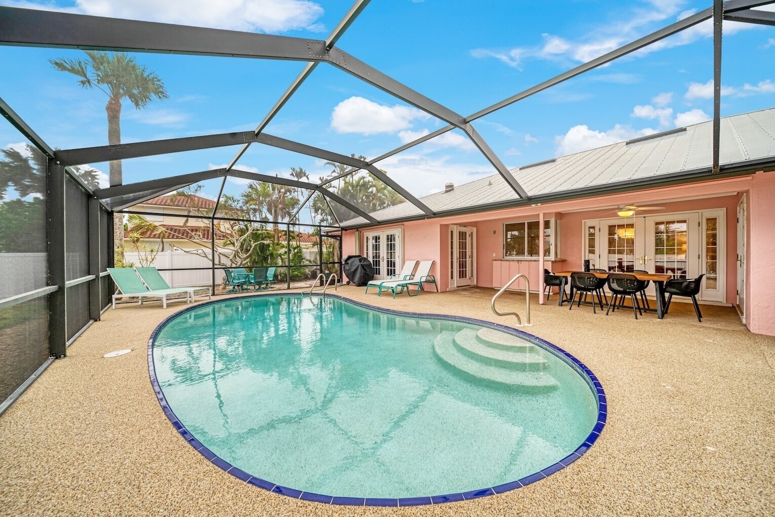 حمّام سباحة مُدفَّأ