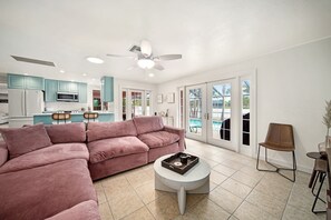 Smart TV - Sooner Beach Escape: Cute Pool Home in East Rocks (Sanibel)