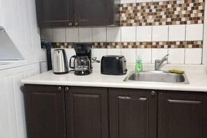 Kjøleskap, kaffetrakter/tekoker og kjøkkenutstyr