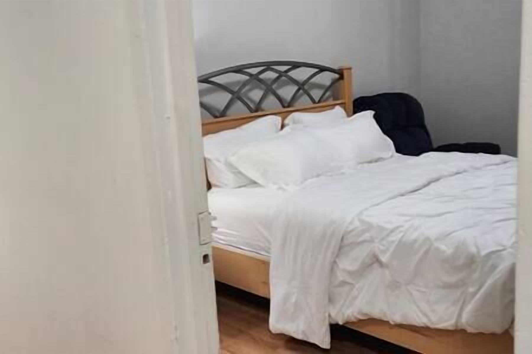 2 habitaciones, tabla de planchar con plancha, wifi y ropa de cama 