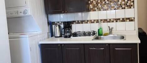 Refrigerador, cafetera y tetera y utensilios de cocina