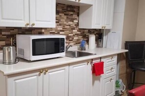 Refrigerador, microondas, parrilla de estufa y cafetera y tetera 
