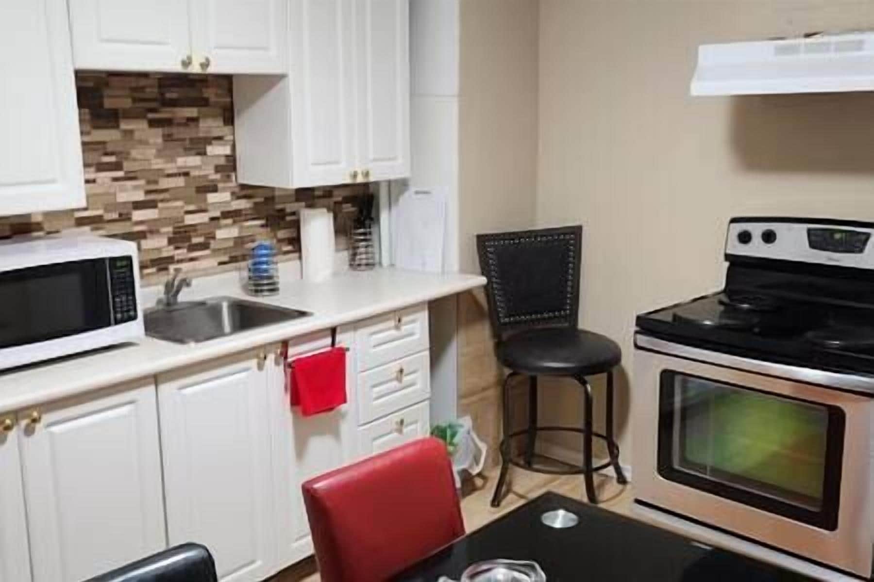 Kjøleskap, mikrobølgeovn, kokeplater og kaffetrakter/tekoker