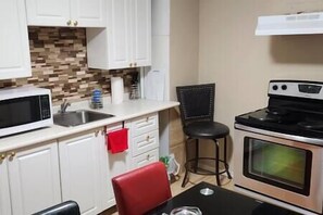 Kühlschrank, Mikrowelle, Herdplatte, Wasserkocher mit Kaffee-/Teezubehör