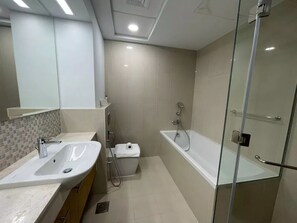 Douche, séchoir à cheveux, serviettes fournies, savon