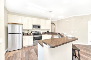 Fridge, microwave, oven, stovetop - Upstay: Pet-Friendly Family Condo w Pool—Sleeps 8 (Winter Garden)