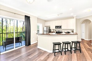 Fridge, microwave, oven, stovetop - Upstay: Pet-Friendly Family Condo w Pool—Sleeps 8 (Winter Garden)