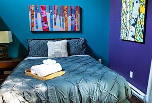 2 bedrooms, desk, free WiFi, bed sheets - Charming 2BR Forest Cabin—Little Tub Harbour (Tobermory)