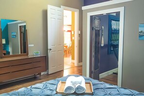 2 bedrooms, desk, WiFi, bed sheets