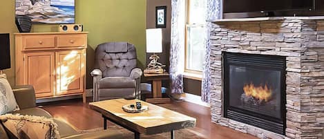 Televisie, een open haard en een kantoor