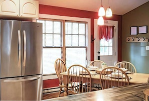 Dining - Cabin Near Little Tub Harbour & Flowerpot Tours (Tobermory)