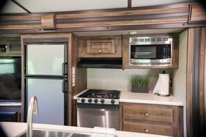 Réfrigérateur, micro-ondes, cafetière/bouilloire, grille-pain