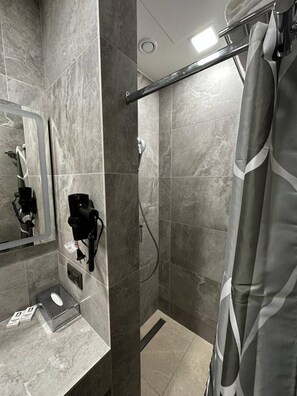 Regadera, amenidades de baño gratuitas, secadora de cabello, batas 