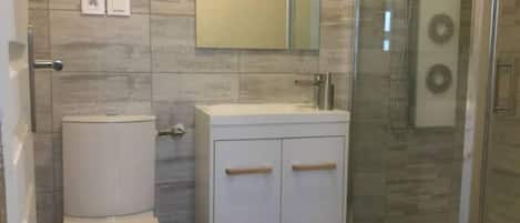 Serviettes fournies, savon, papier de toilette