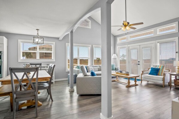 智能电视、壁炉、书