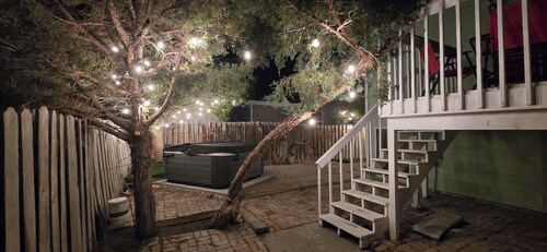 Your cozy  home away from home + jacuzzy 