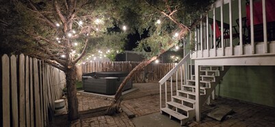 Your cozy  home away from home + jacuzzy 