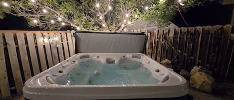 Bañera de hidromasaje al aire libre