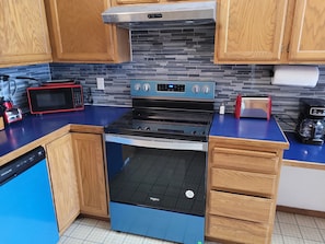 Frigorifero, microonde, forno, piano cottura