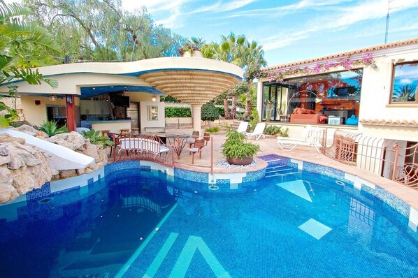 Una piscina al aire libre