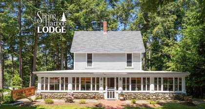 Vintage & Modern Lodge-Lake Winnipesaukee, Ski, Ice Fish, Boat, Dogs Welcome!