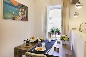 Apartment, 1 Bedroom | Dining room
