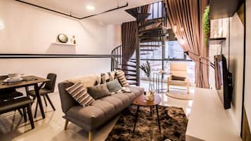 Luxury Duplex | Ruang tamu | 50 inci sebuah televisyen pintar dengan kabel, pendiangan