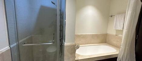 吹风机、毛巾、肥皂、洗发水