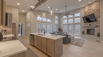 Réfrigérateur, four à micro-ondes, un four, surface de cuisson