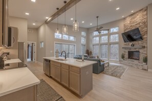 Jääkaappi, mikroaaltouuni, uuni, liesi