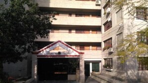 Entrada de un edificio con un letrero que dice 'FARM HOUSE CLUB'.