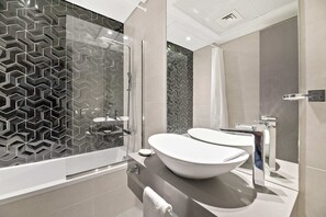 Appartamento Classic | Bagno | Set di cortesia gratuito, asciugacapelli, accappatoio, pantofole