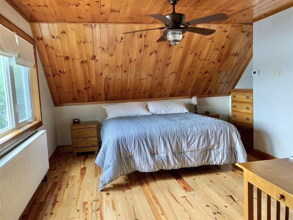 Beautiful contemporary 3 bedroom and 2.5 bath home on Square Pond