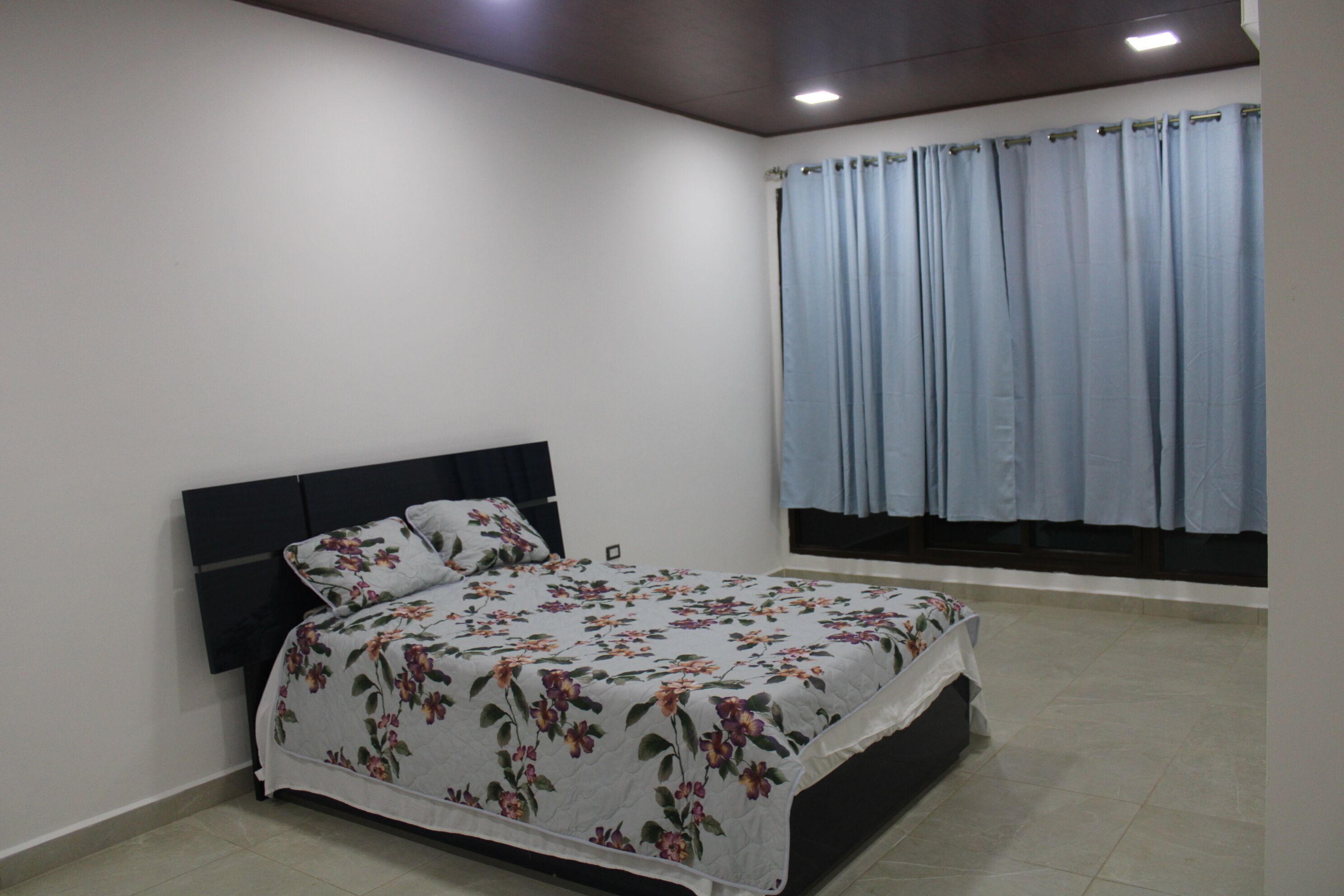 1 dormitorio, tabla de planchar con plancha, ropa de cama