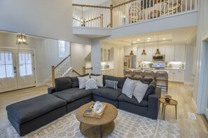 Télévision, cheminée, baby-foot