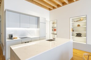 Two-bedroom Superior Apartment | Private kitchen | Full-size fridge, microwave, oven, stovetop - Mouzinho Village River (Porto)