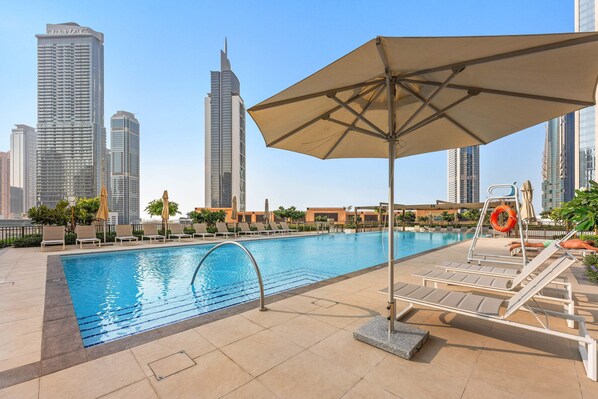 Outdoor pool - Silkhaus Burj Crown (Dubai)