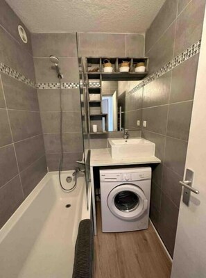 Haartrockner, Handtücher, Seife, Toilettenpapier