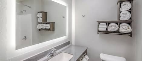 Amenidades de baño gratuitas, secadora de cabello, toallas, jabón