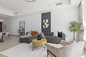 Appartement Majestueux | Coin séjour | TV connectée de 50 pouces avec chaßnes numériques