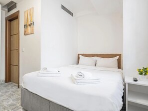 1 bedroom, Egyptian cotton sheets, premium bedding, Tempur-Pedic beds - The Red Tent Social Hostel (Istanbul)